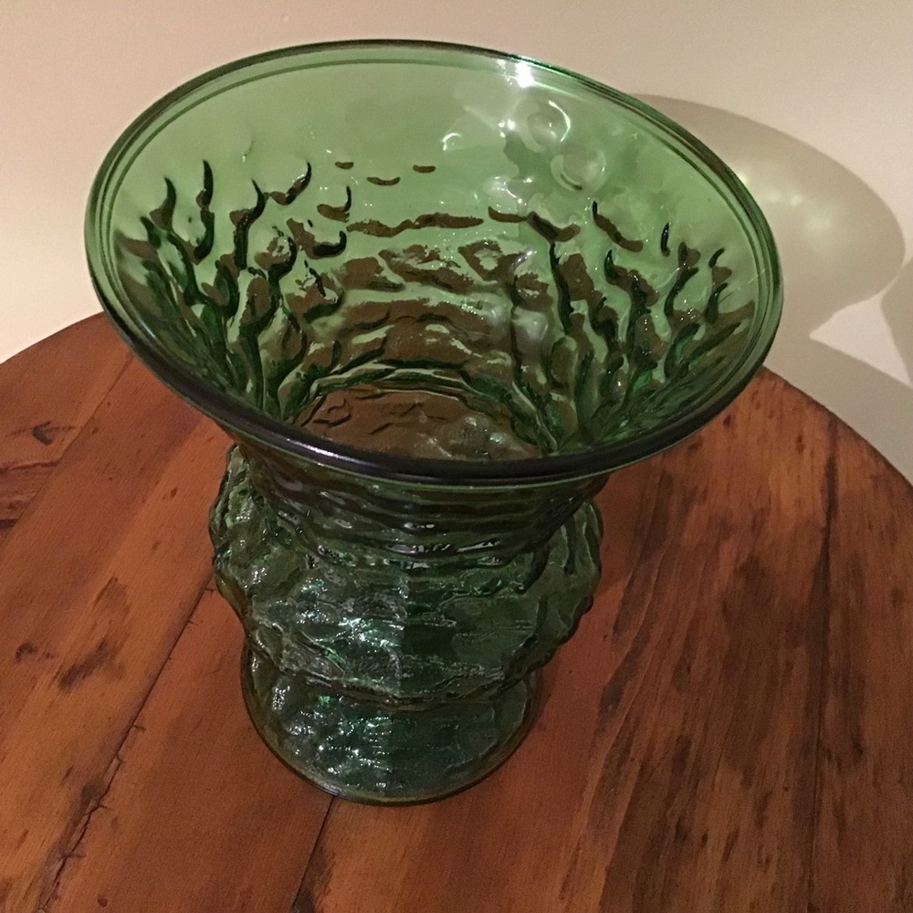 Elegant Green Textured Glass Vase - Picture 2 of 4